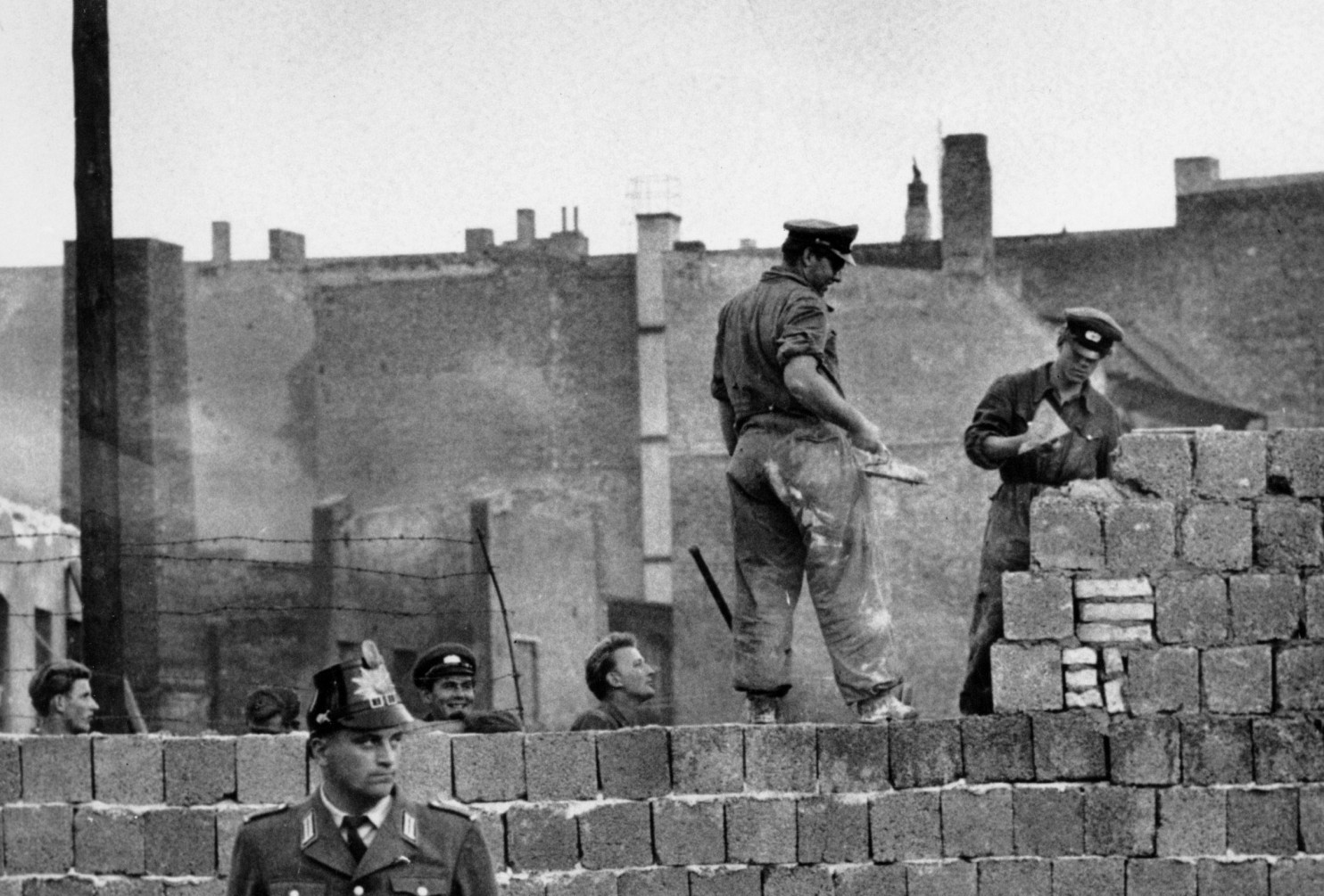 берлинский кризис связанный с возведением берлинской стены дата